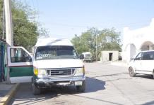 Mujer de 77 años cae al abordar combi en Sabinas y es trasladada al IMSS