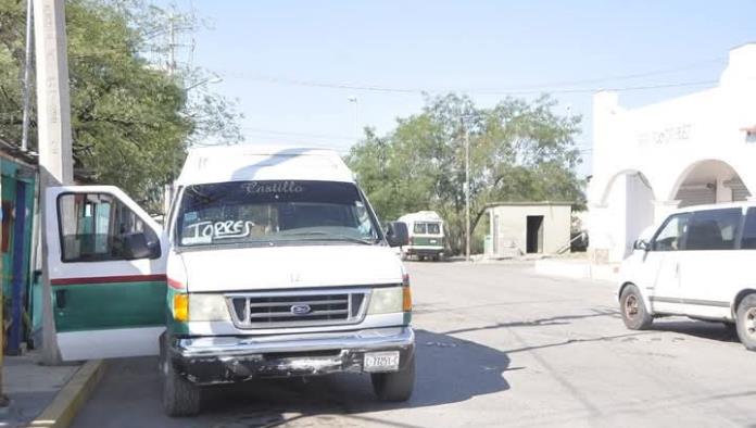 Mujer de 77 años cae al abordar combi en Sabinas y es trasladada al IMSS