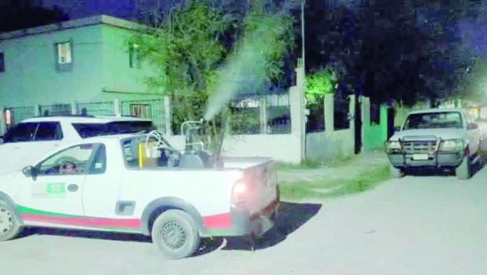 Refuerzan fumigaciones en colonias de Sabinas para prevenir casos de dengue