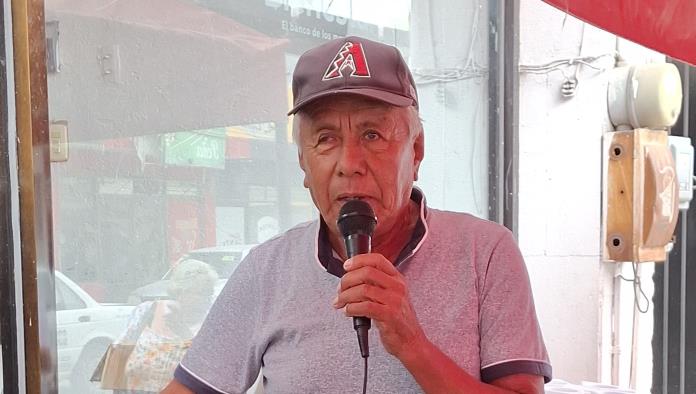 Adultos mayores animan la espera con karaoke en el Banco del Bienestar Zona Centro