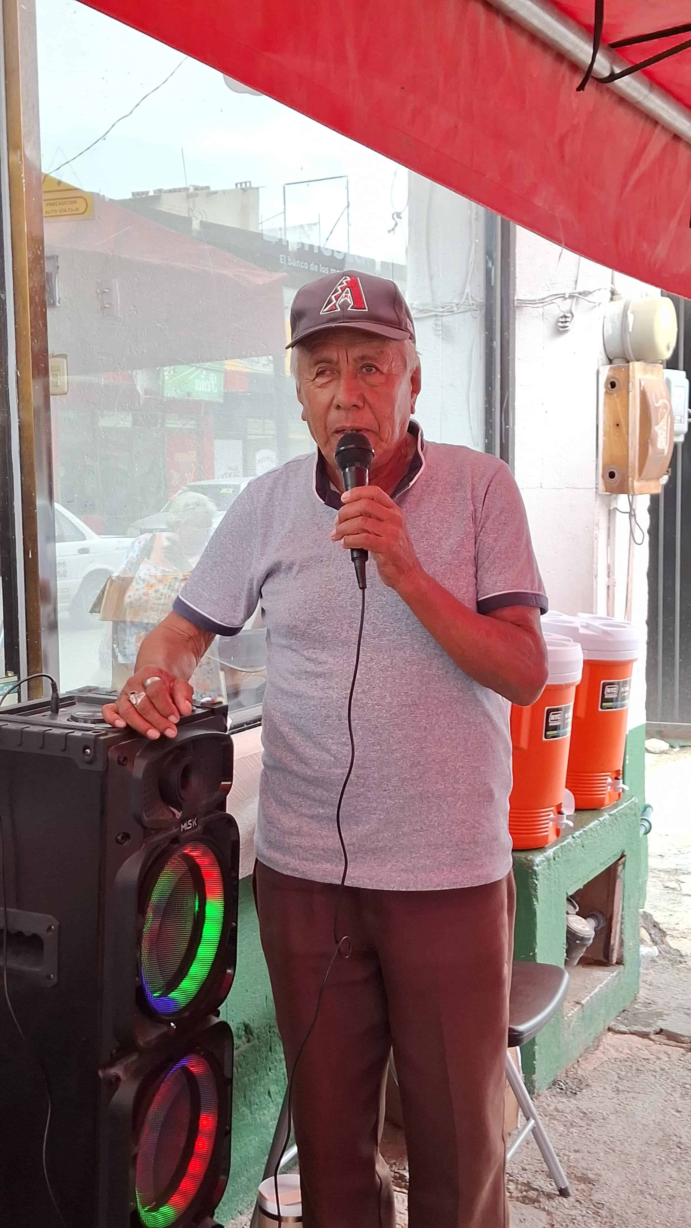 Adultos mayores animan la espera con karaoke en el Banco del Bienestar Zona Centro