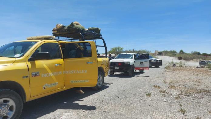 Carlos Villarreal coordina combate a incendio forestal en cerro de La Gloria, Monclova