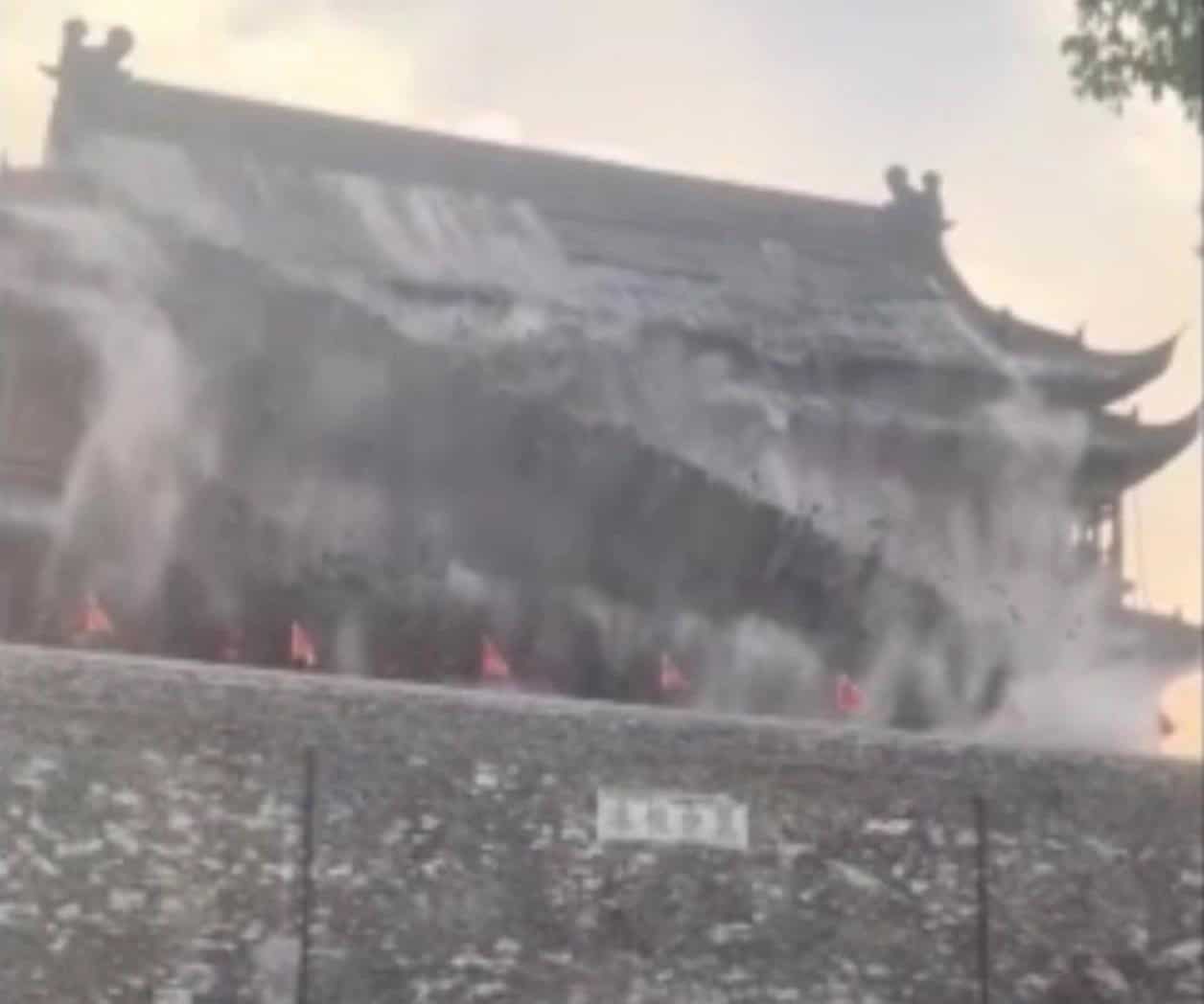 Histórica construcción en China sufre derrumbe