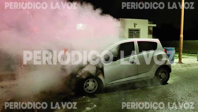 Se incendia un automóvil Spark durante la madrugada en colonia La Ribera, Monclova