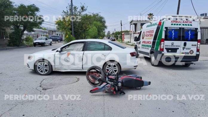 Motociclista se impacta contra auto que omitió alto en Frontera; resultó lesionado
