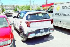 Dos mujeres quedan prensadas entre autos tras accidente en la colonia Guadalupe Borja