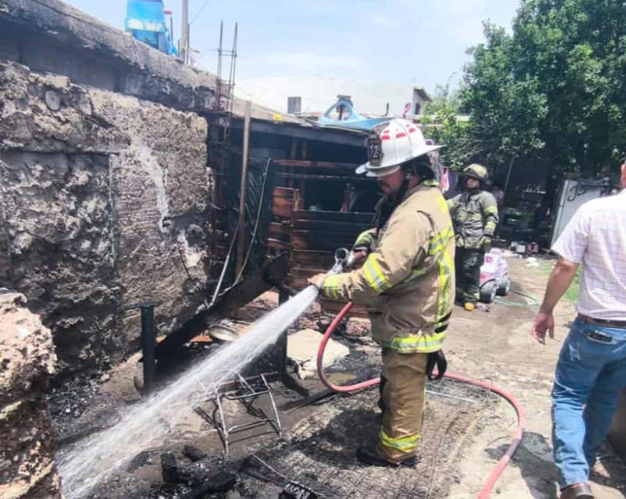 Provoca sujeto incendio en cuarto de madera; evacuan vivienda en Allende
