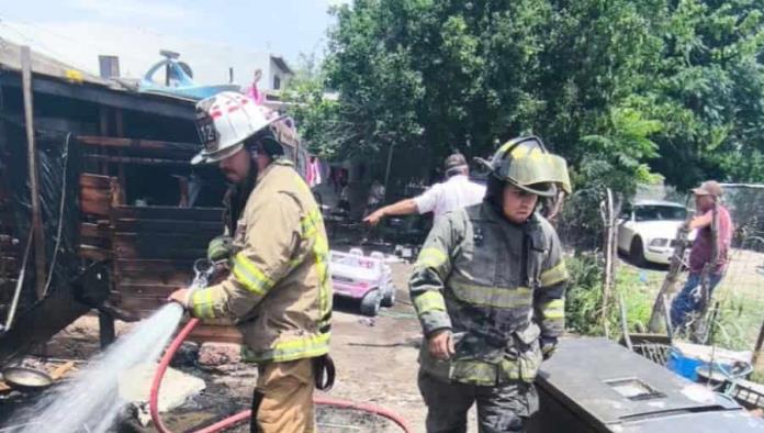 Provoca sujeto incendio en cuarto de madera; evacuan vivienda en Allende