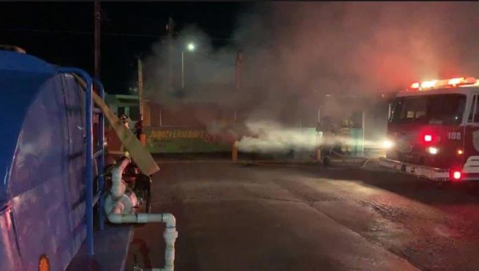 Incendio consume frutería en la colonia Paraíso por falla eléctrica