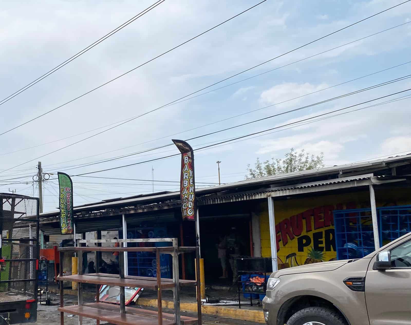 Incendio consume frutería en la colonia Paraíso por falla eléctrica