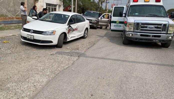Choque entre camioneta y Jetta en Paseo de los Leones deja un herido y caos vial