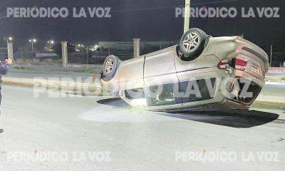 Vuelca camioneta al estrellarse contra muro en libramiento de Frontera