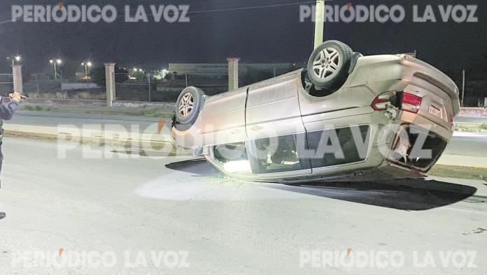 Vuelca camioneta al estrellarse contra muro en libramiento de Frontera