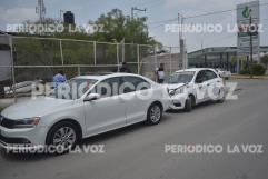 Taxista choca por alcance a un auto particular en la avenida Acereros, sin heridos