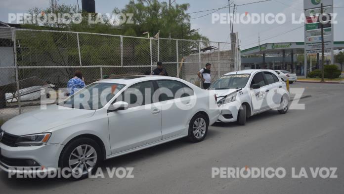 Taxista choca por alcance a un auto particular en la avenida Acereros, sin heridos