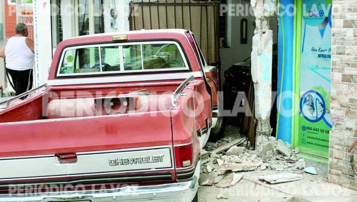 Abuelito choca contra negocio y vehículos en Santa Isabel; queda lesionado