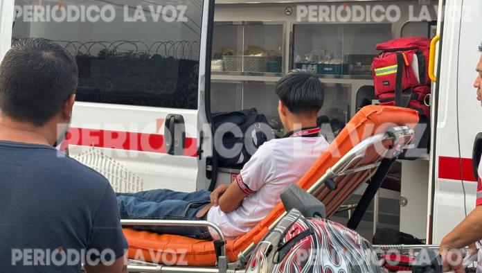 Joven motociclista del CECyTEC resulta lesionado tras imprudente choque en Sidermex