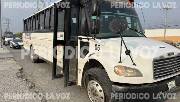 Mujer choca contra camión de personal y deja a 40 empleados a pie en Monclova Mujer choca contra camión de personal y deja a 40 empleados a pie en Monclova