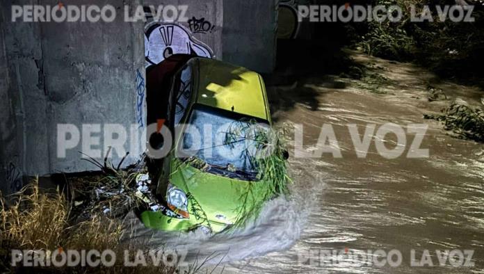 Tormenta en Monclova desborda arroyos, arrastra autos y deja hogares inundados