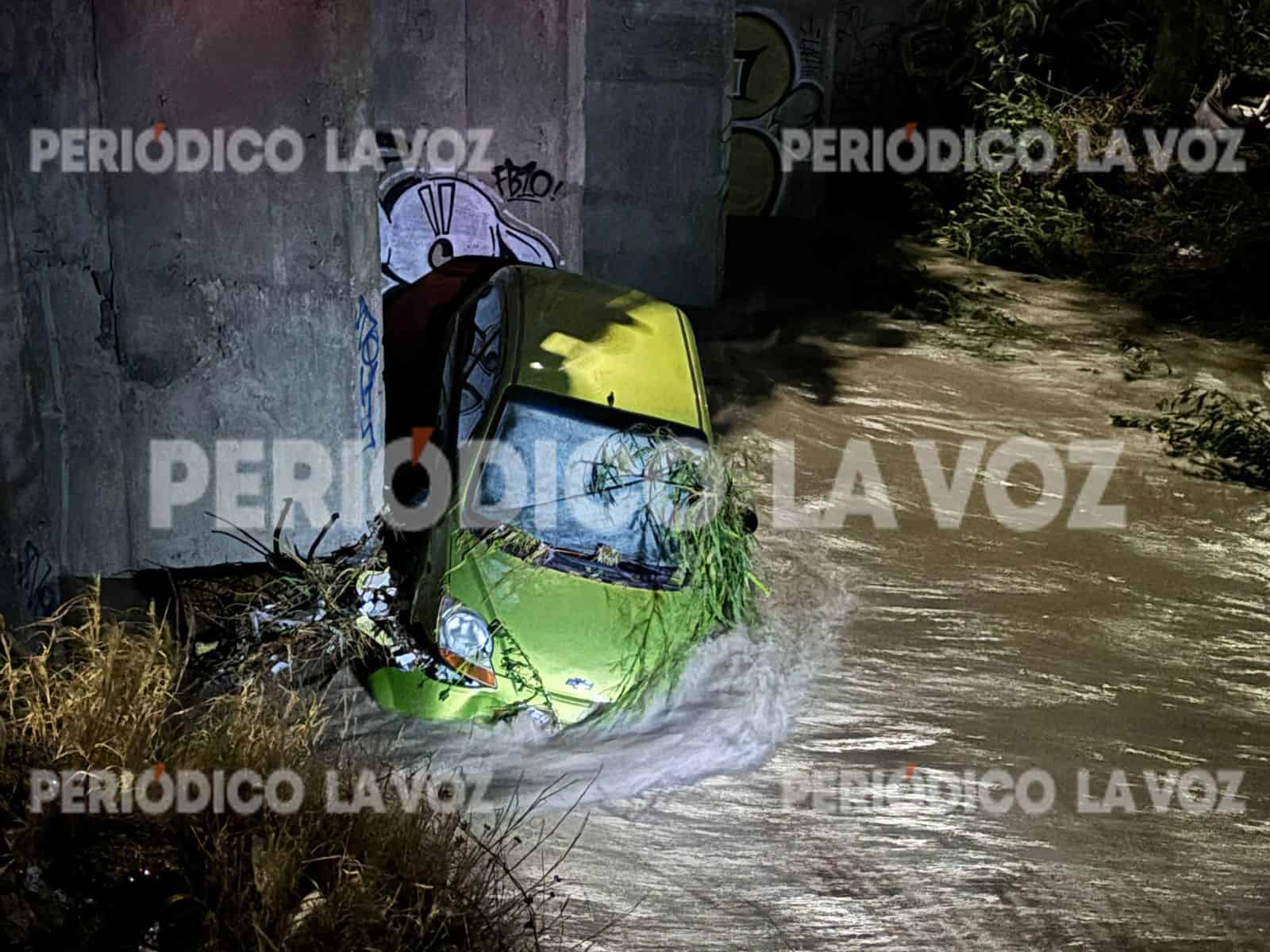Tormenta en Monclova desborda arroyos, arrastra autos y deja hogares inundados