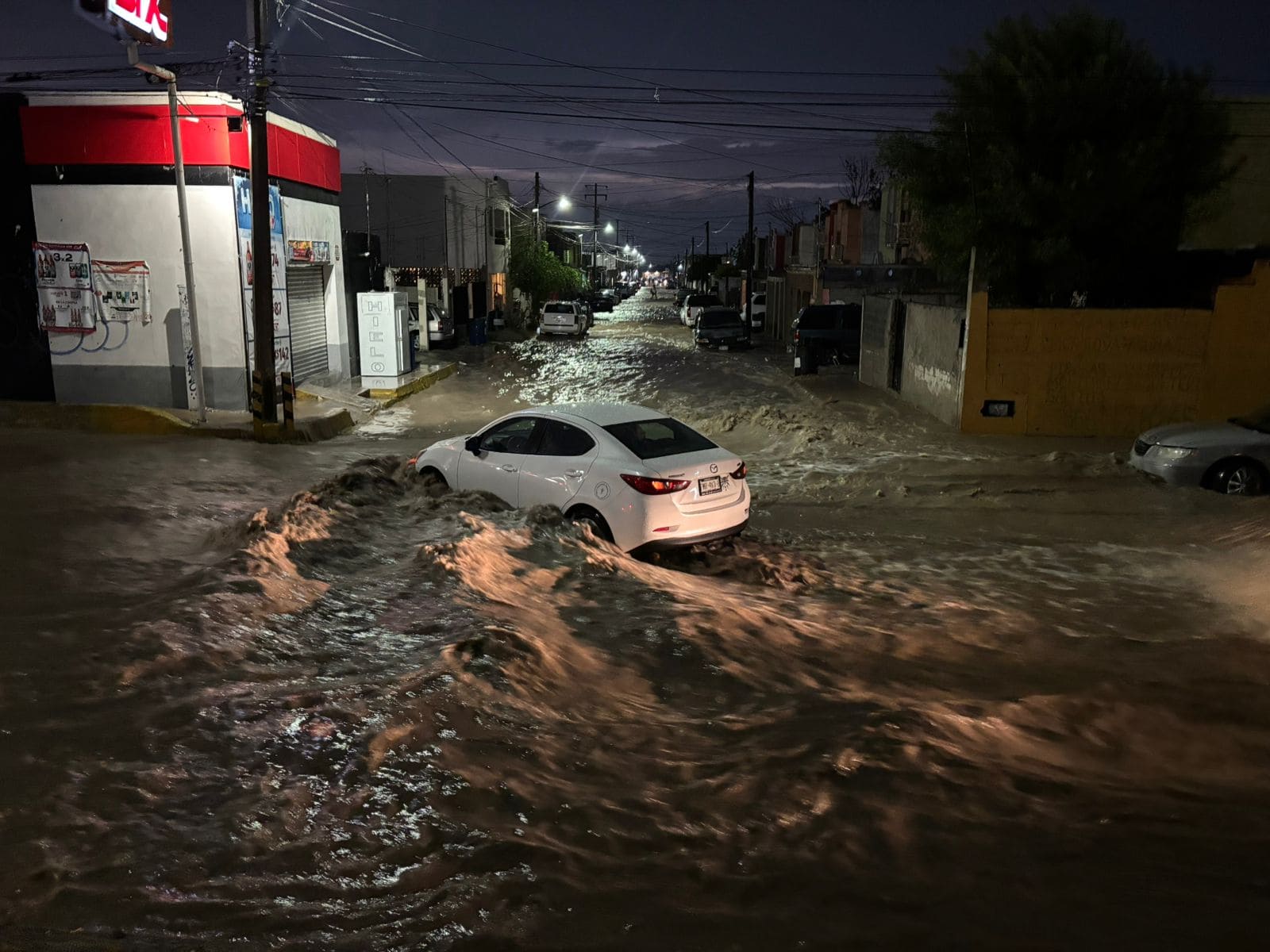 Tormenta en Monclova desborda arroyos, arrastra autos y deja hogares inundados