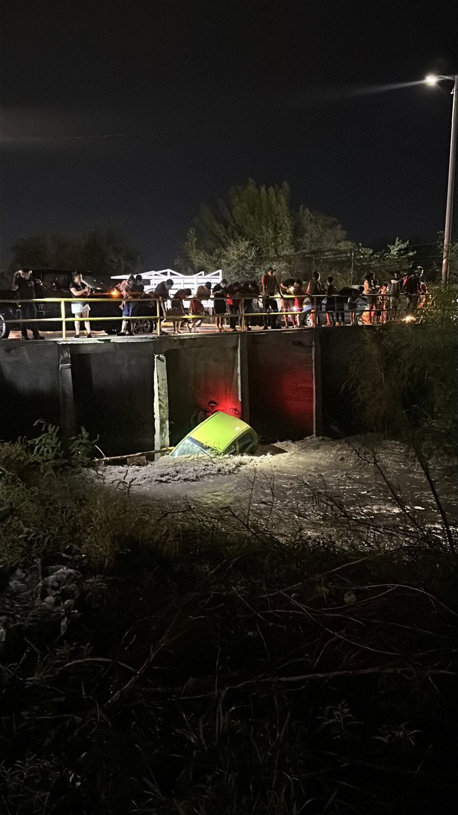 Tormenta en Monclova desborda arroyos, arrastra autos y deja hogares inundados