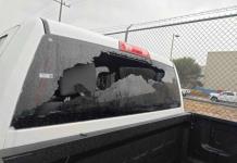 Deja la granizada vehículos dañados en Derramadero