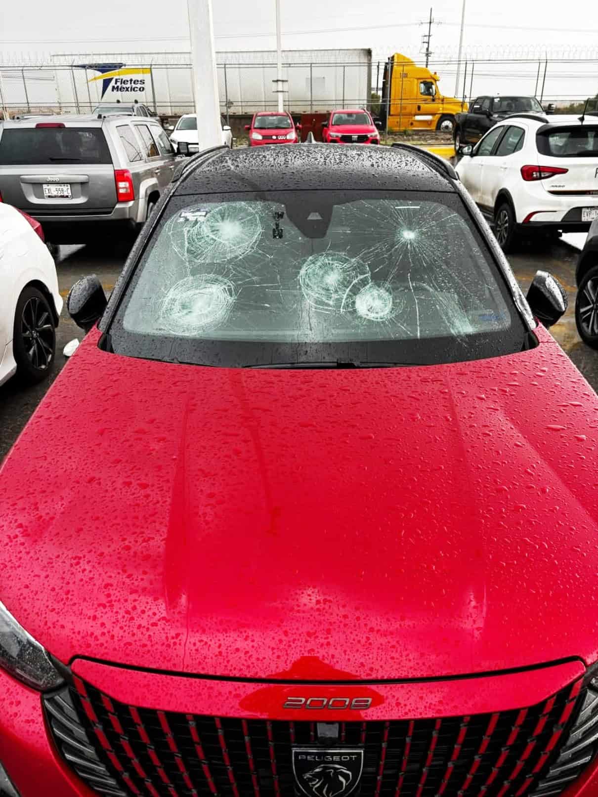 Deja la granizada vehículos dañados en Derramadero