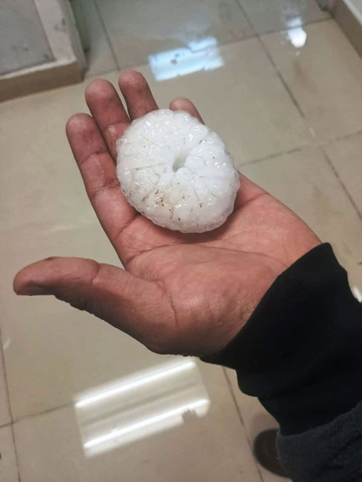 Deja la granizada vehículos dañados en Derramadero