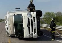 Vuelca conductor al esquivar una vaca en la Zaragoza-Acuña