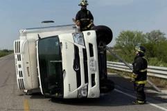 Vuelca conductor al esquivar una vaca en la Zaragoza-Acuña