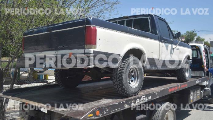 Choque en bulevar Harold R. Pape deja daños materiales; tres autos involucrados
