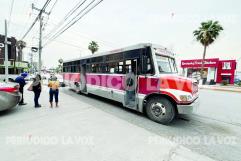 Choque entre camión urbano y tractocamión en Monclova deja 4 pasajeros lesionados