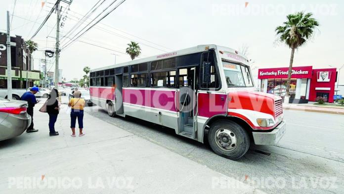 Choque entre camión urbano y tractocamión en Monclova deja 4 pasajeros lesionados