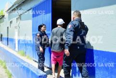 Detienen a hombre en Monclova por orinar en vía pública cerca de su domicilio
