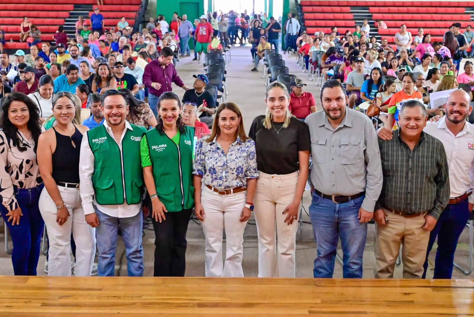 Carlos Villarreal acerca trámites del Registro Civil con apoyo de Manolo Jiménez