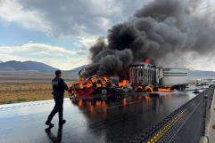 Chocan y se incendian dos tráileres en la 57