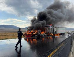 Chocan y se incendian dos tráileres en la 57