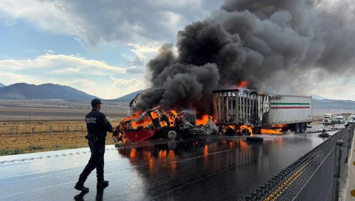 Chocan y se incendian dos tráileres en la 57