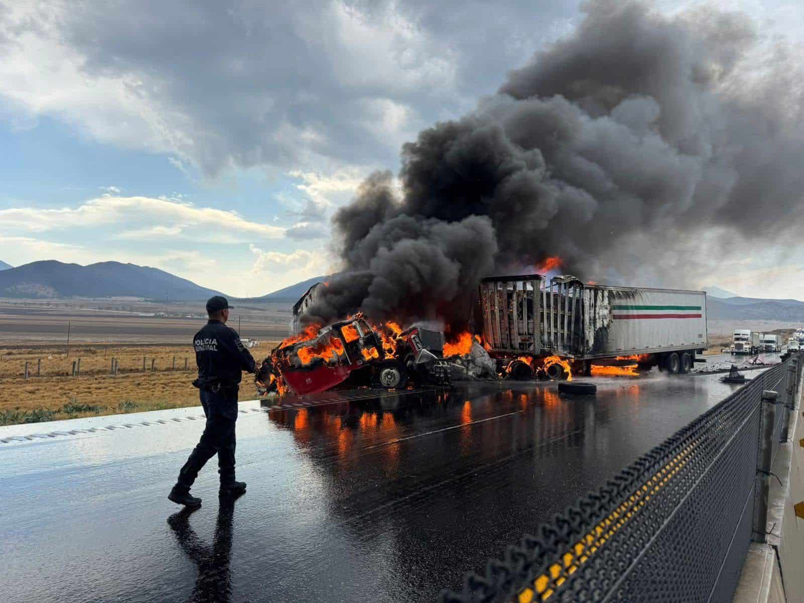 Chocan y se incendian dos tráileres en la 57 Chocan y se incendian dos tráileres en la 57