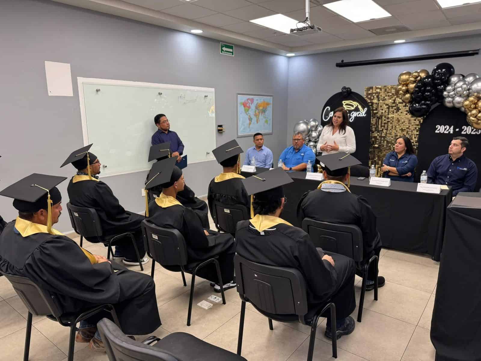 Reconocen a trabajadores de Park Ohio por concluir sus estudios en Ciudad Acuña