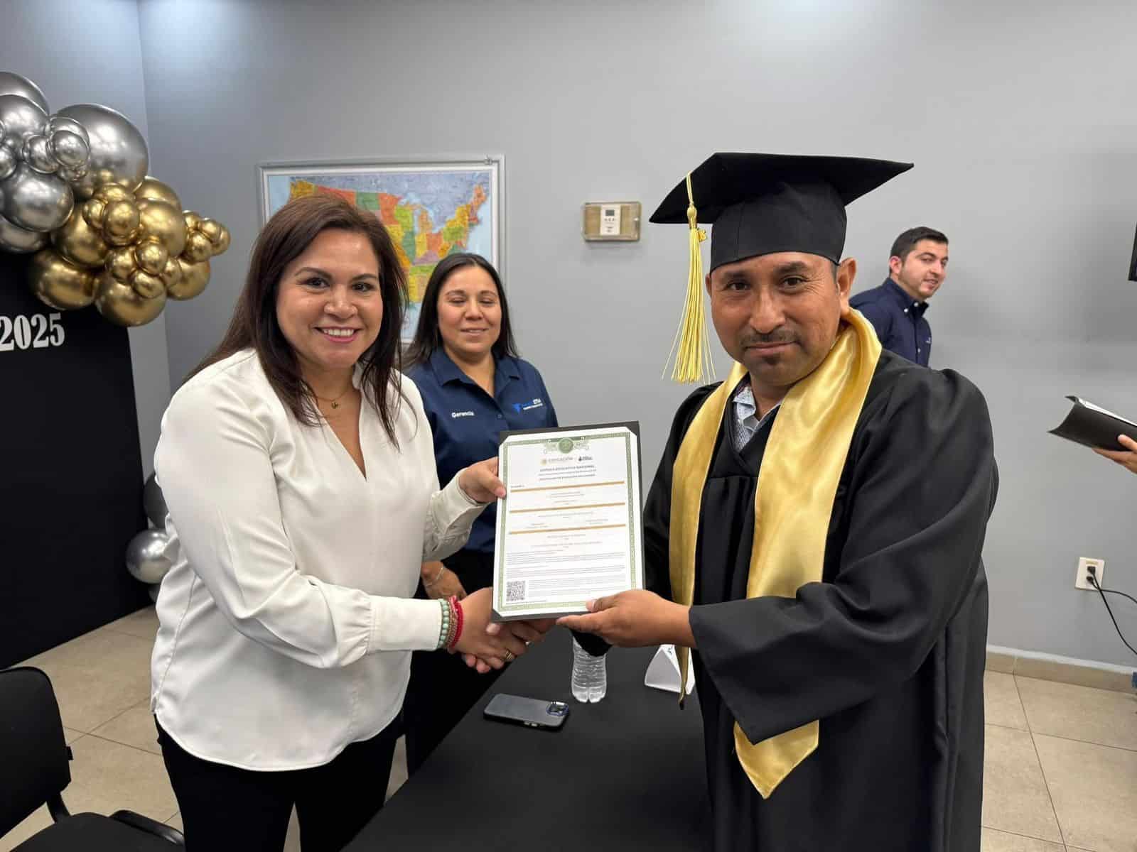 Reconocen a trabajadores de Park Ohio por concluir sus estudios en Ciudad Acuña