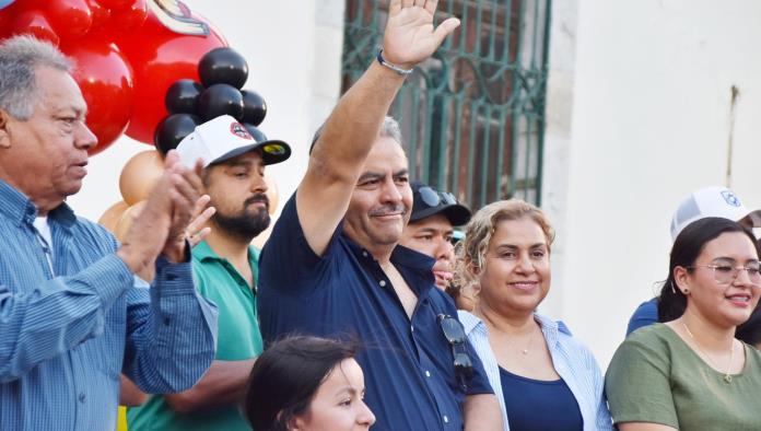 Víctor Leija celebra con desfile chusco el Día del Estudiante en Cuatro Ciénegas