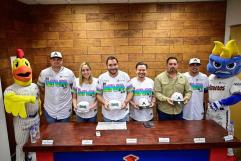 Carlos Villarreal presenta campaña "De Monclova Soy" con nuevo jersey de Acereros