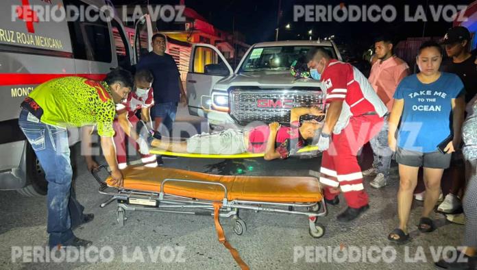 Motociclista ebrio choca contra camioneta en Monclova; termina lesionado y hospitalizado