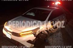 Explota neumático y causa choque frontal con volcadura en carretera 53, sin lesionados