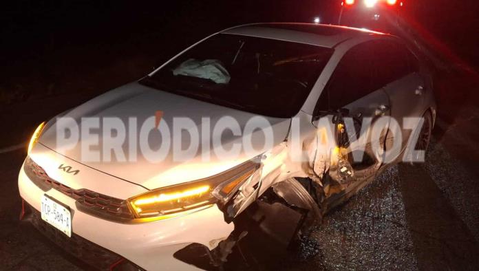 Explota neumático y causa choque frontal con volcadura en carretera 53, sin lesionados