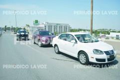 Falla mecánica deja varado un Jetta en puente de Monclova y causa congestionamiento vial