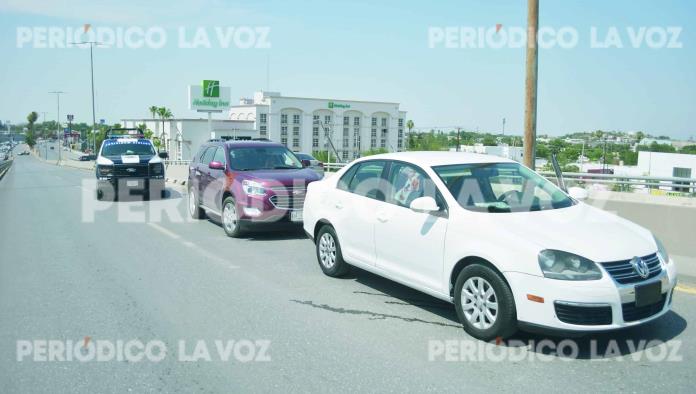 Falla mecánica deja varado un Jetta en puente de Monclova y causa congestionamiento vial