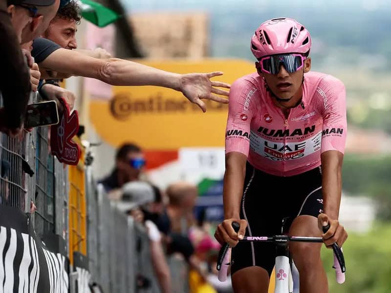Isaac del Toro sube al podio en etapa 13 y sigue líder del Giro de Italia 2025
